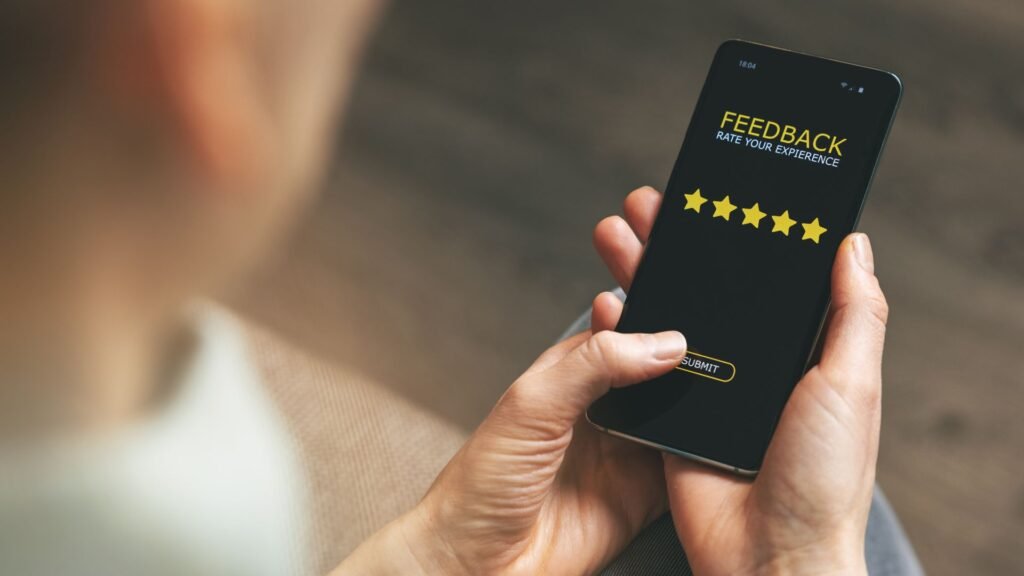 Aprenda a proteger seu negócio de avaliações falsas e fortalecer sua reputação online com estratégias eficazes e tecnologia.